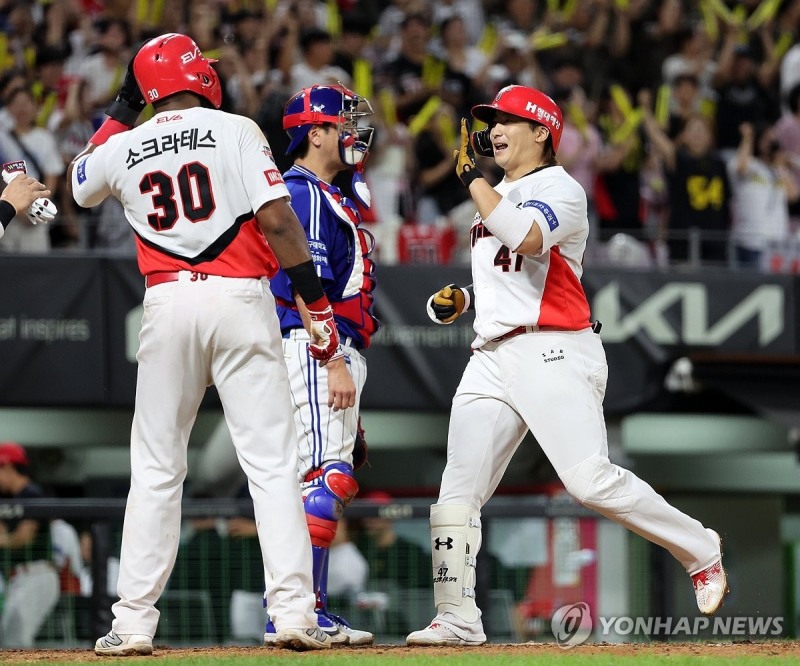 환영받는 만루홈런 타자 나성범 / 연합뉴스
