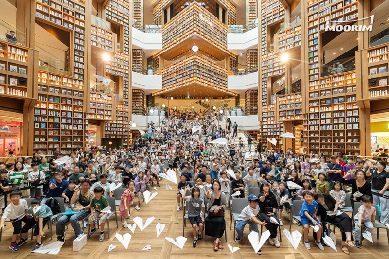 페이퍼어드벤처 2024의 화려한 피날레를 장식한 종이비행기 퍼포먼스 / 사진제공=무림