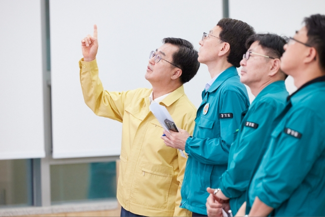 김동연 경기도지사가 재난안전상황실을 찾아 CCTV를 통해 위험지역과 피해 상황을 점검하고 재난안전대책본부를 최고수위 대응 단계 비상 3단계로 격상해 대응할 것을 지시하고 있다.(사진=경기도)