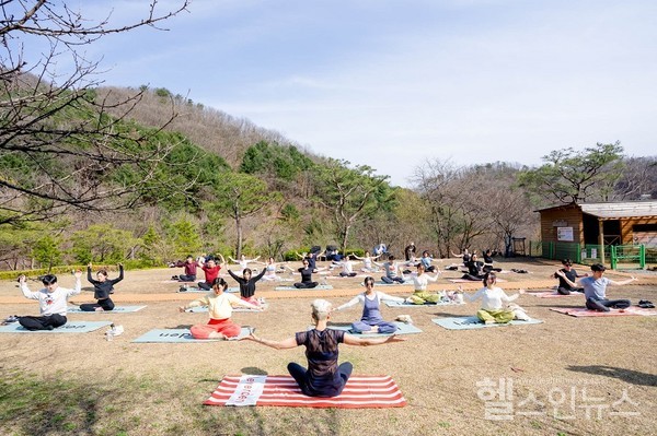 야외명상프로그램모습.(선마을제공)
