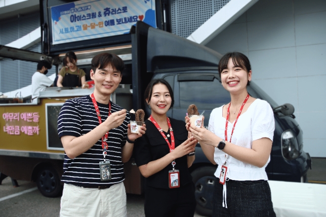 티웨이항공은 지난 15일 서울시 강서구에 위치한 티웨이항공 훈련센터에서 무더위에 지친 임직원들을 응원하기 위해 여름 간식차 이벤트를 실시했다고 18일 밝혔다. 사진은 지난 15일 티웨이항공 훈련센터 앞에서 임직원들이 아이스크림과 츄러스 간식을 먹는 모습. (사진 = 티웨이항공 제공)