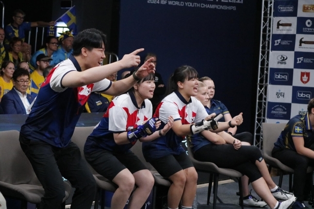 기뻐하는 한국 볼링 혼성 청소년대표팀 선수들