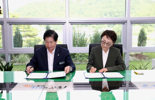 천경자 화백 차녀 김정희와 양해각서 체결 / 사진=고흥군 제공