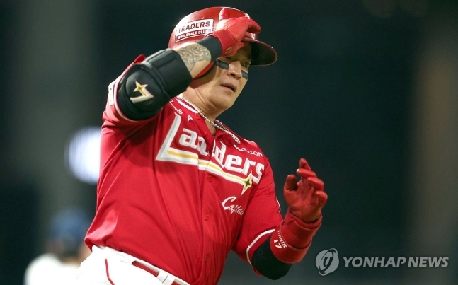 SSG 추신수 선두 타자 안타