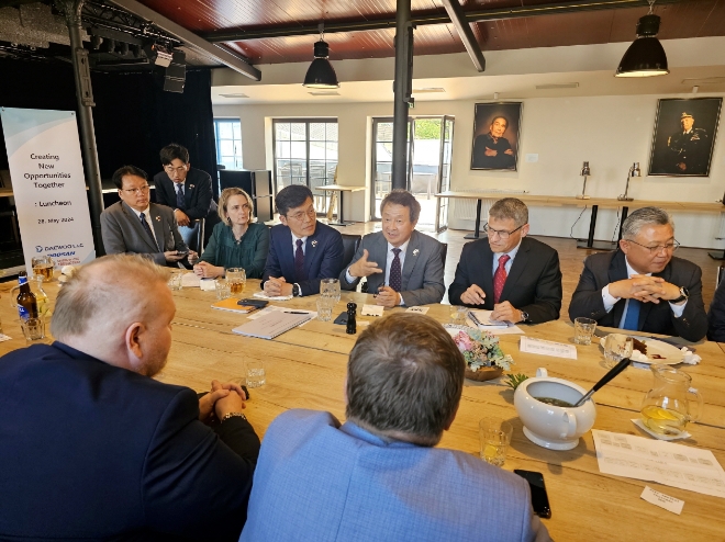 백정완 대우건설 사장이 지난달 28일 두코바니 지역인사들과 면담을 진행하고 있다. / 사진=대우건설 제공