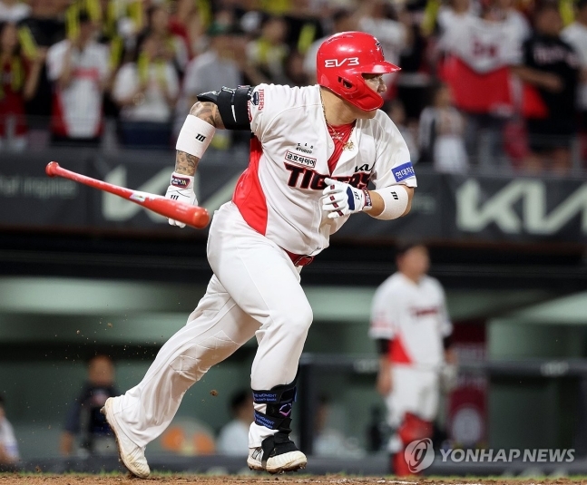 최형우, 대타로 나와 적시타