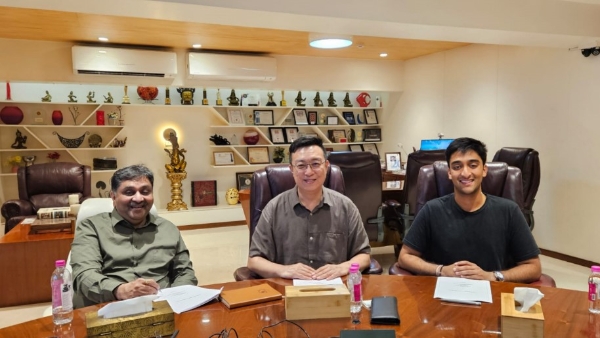 왼쪽부터 Bankai Group Bankim Brahmbhatt 회장, 블룸테크놀로지 이상윤 대표, Zeebu Raj Brahmbhatt 대표