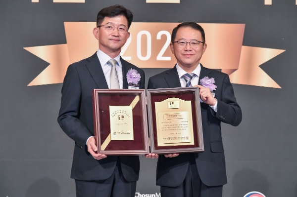 지난 18일 서울시 중구 롯데호텔에서 진행된 ‘2024 프리미엄브랜드지수(KS-PBI)’ 시상식에서 PB부문 17년 연속 1위 수상 이후 신한은행 WM추진부 문진규 본부장(왼쪽)과 한국표준협회 강명수 회장이 기념 촬영하는 모습. / 사진=신한은행 제공