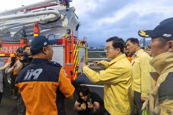 김동연 경기도지사가 18일 집중호우로 침수된 평택시 세교동 세교지하차도를 찾아 현장을 점검하고 있다. (사진=경기도)