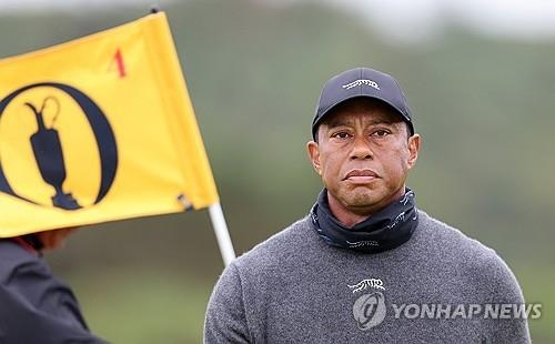 굳은 표정의 타이거 우즈