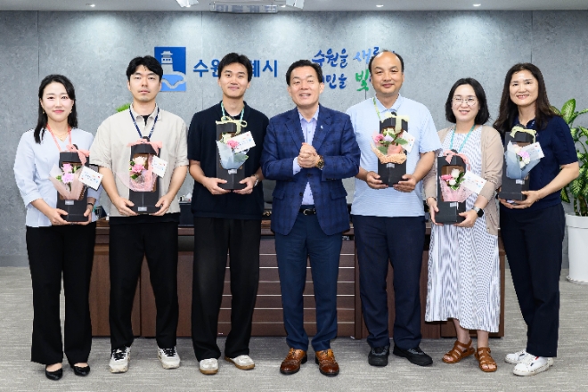 이재준 수원시장(가운데)이 18일 친절왕 공무원들과 함께하고 있다.(사진=수원시)