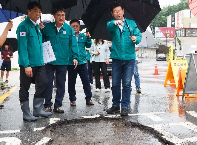 이상일 용인특례시장은 18일 최고 200mm 이상의 기습적인 폭우로 비 피해가 발생한 지역 내 주요 피해 현장을 직접 찾아 상황을 확인하고 긴급조치를 지시하고 있다.(사진=용인시)