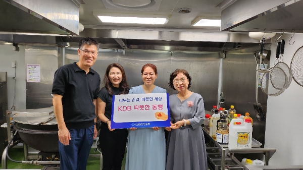 (왼쪽부터) 김학근 구로지역자활센터장, 김은경 산업은행 사회공헌팀장, 문영애 구로행복도시락 이사장, 윤혜연 서울지역자활센터협회장. / 사진=KDB산업은행 제공
