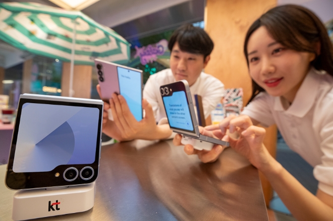 KT는 전국 KT 매장 및 공식 온라인몰 KT닷컴에서 삼성전자 ‘갤럭시 Z 폴드6·Z 플립6’ 사전 개통을 시작한다고 19일 밝혔다. (사진 = KT 제공)