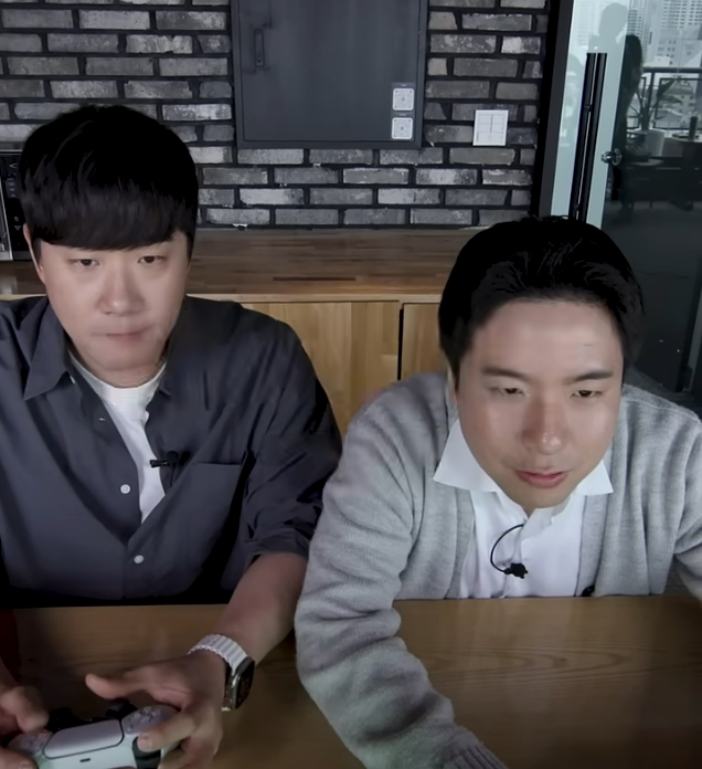 'FC 25' 한국어 해설 발표 영상. 왼쪽부터 배성재 캐스터와 임형철 해설위원(출처=EA코리아 공식 유튜브 채널 영상 캡쳐).
