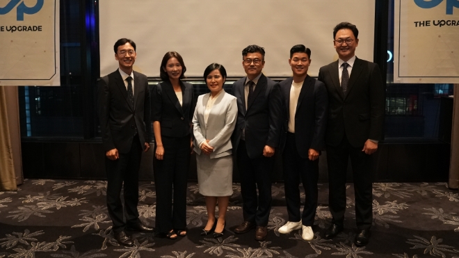 사진=‘더 업그레이드’ 대표 세무사인 ‘김미화 세무사’, ‘김창영 세무사’, ‘조남철 세무사’ 중심으로 본부장들과 함께 특강이 끝난 후, 다음 강의를 위해 결의를 다지고 있다.