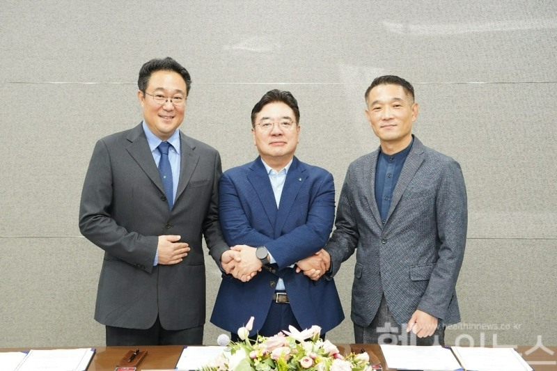 동구바이오제약이 유암코키스톤구조혁신기업재무안정사모투자합자회사, 아시아경제와 투자계약을 체결했다고 19일 밝혔다. (왼쪽부터) 남기연 큐리언트 대표이사, 조용준 동구바이오제약 대표이사, 마영민 키스톤 대표이사. (동구바이오제약 제공)