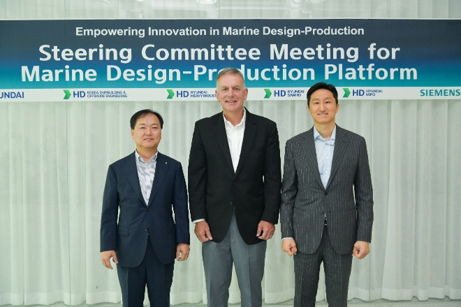 HD현대는 19일 HD현대 글로벌R&D센터(GRC)에서 지멘스 DISW와 ‘기술협의회’를 개최했다. 사진은 (오른쪽부터) HD현대 정기선 부회장, 지멘스 DISW 토니 헤멜건 CEO, HD현대미포 김형관 사장이 기술협의회를 개최하며 기념촬영을 하고 있는 모습. (사진 = HD현대 제공)