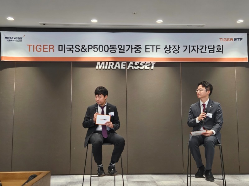 미래에셋자산운용이 19일 을지로 미래에셋센터원에서 열린 TIGER ETF 기자간담회에서 ‘TIGER 미국S&P500 동일가중 ETF(488500)’를 소개했다. 왼쪽부터 FICC ETF운용본부 김남호 본부장, 전략ETF운용본부 이경준 본부장.