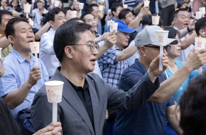 김동연 경기도지사가 19일 서울 종로구 광화문 동화면세점 앞에서 열린 채상병 1주기 추모 촛불 문화제에 참석했다.(사진=경기도)