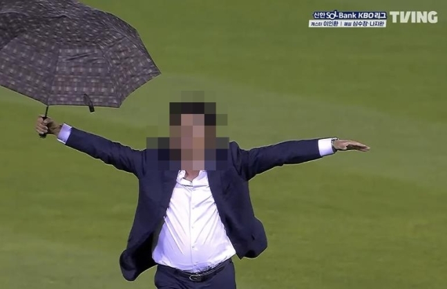 '이런 관경 얼마 만이냐~' 잠실구장 난입한 관객.. 염경엽 감독 '박장대소'