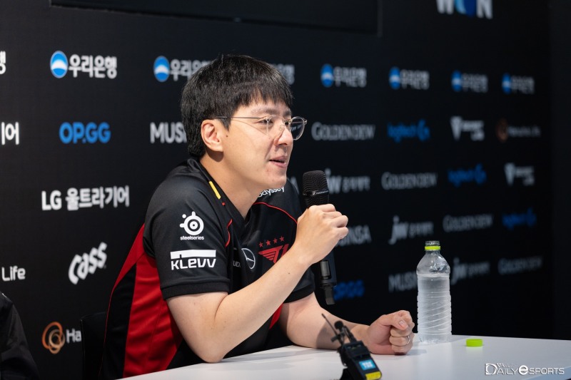 동부로 내려간 T1 김정균 감독, "연습과 달리 경기 결과 잘 안 나와"