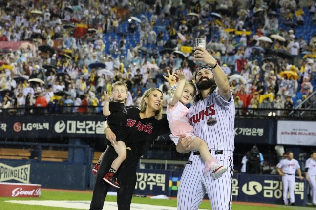 가족, 팬들과 사진을 찍는 켈리