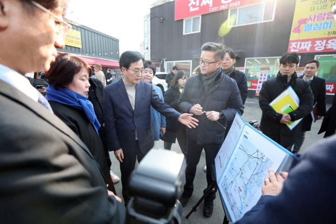김동연 지사가 지난달 31일 용인시 수지구 고기동 고기교를 찾아 현장을 점검했다. (사진=경기도)