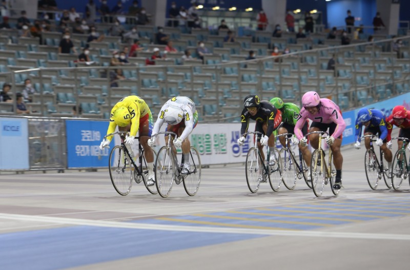 광명스피돔에서 열린 특선급 경주에서 임채빈이 가장 앞서 결승선을 향해 달리고 있다.