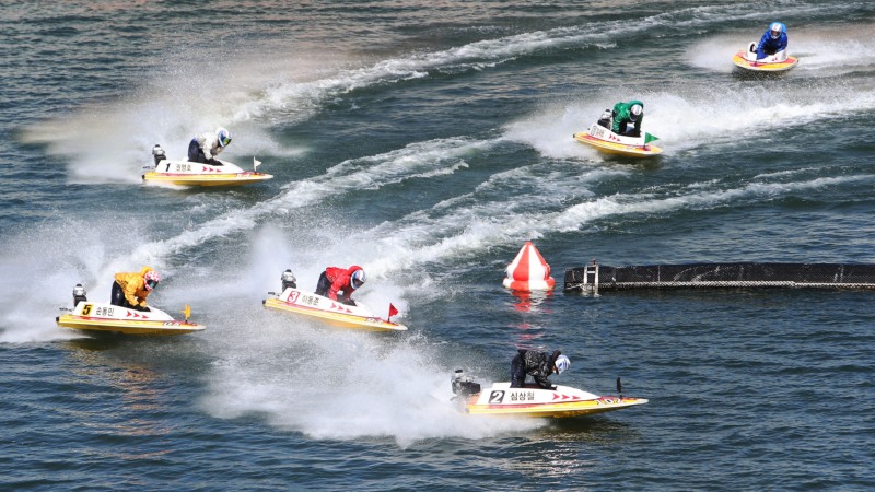 미사리경정장에서 출전 선수들이 반환점을 돌며 경합을 벌이고 있다.