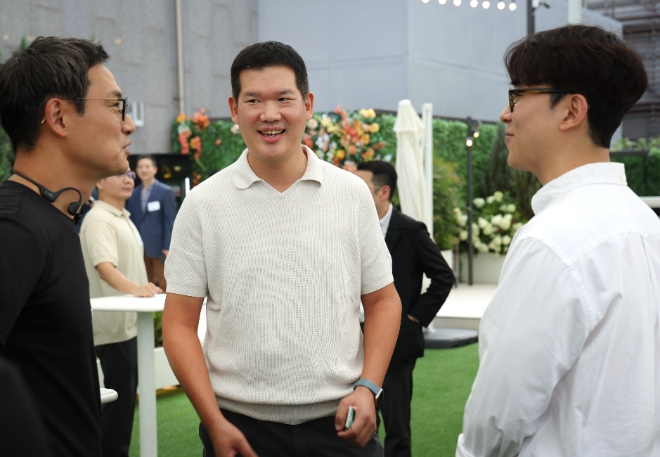 19일 GS건설 사옥에서 허윤홍 GS건설 대표(가운데)와 스타트업 대표들이 참석한 가운데 ‘오픈이노베이션 데이’ 행사를 진행하고 있다. / 사진=GS건설 제공