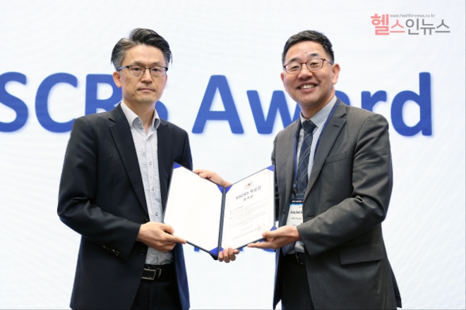가톨릭대학교 여의도성모 안과병원 황호식 교수(좌측)가 한국백내장굴절수술학회에서 학술상 수상 후 기념촬영을 하고 있다.