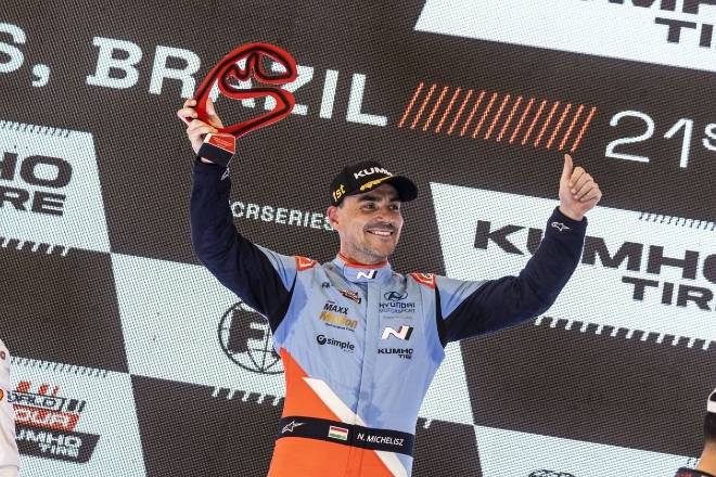 현대자동차(현대차)는 (현지 시간) 지난 19일부터 21일까지 브라질 상파울루 소재 ‘인터라고스 서킷’에서 개최된 ‘2024 TCR 월드 투어’ 4라운드에서 ‘더 뉴 엘란트라 N TCR(국내명 더 뉴 아반떼 N TCR)’이 우승을 차지했다고 22일 밝혔다. 사진은 노버트 미첼리즈 선수가 '2024 TCR 월드 투어' 브라질 레이스에서 우승을 차지하고 기뻐하는 모습. (사진 = 현대차 제공)