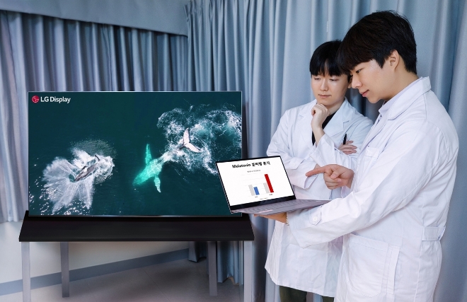 LG디스플레이는 최근 국민대 전자공학부 연구팀과 함께 ‘TV 패널이 수면에 미치는 영향 검증’ 임상시험을 완료했다고 22일 밝혔다. 사진은 국민대학교 연구팀이 OLED TV와 LCD TV의 멜라토닌 분비량 차이를 분석하는 모습. (사진 = LG디스플레이 제공)