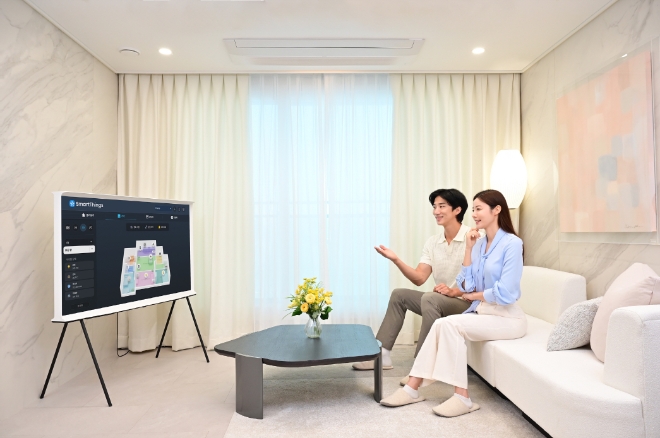 삼성전자는 AI B2B 솔루션 ‘스마트싱스 프로’를 적용한 스마트 아파트가 20만 세대를 돌파했다고 22일 밝혔다. 사진은 삼성전자 모델이 스마트 아파트에서 ‘3D 맵 뷰’ 기능을 통해 각 공간의 가전을 관리하는 모습. (사진 = 삼성전자 제공)