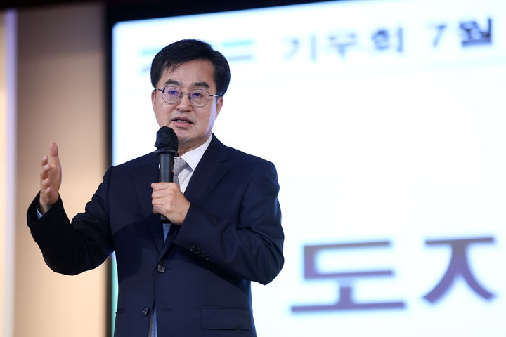 19일 오전 경기도경제과학진흥원에서 열린 7월 기우회에서 김동연 경기도지사가 인사말을 통해 정부를 비판하고 있다. (사진=경기도)