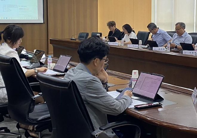 경기 성남시 건축과 직원들이 산성누리 회의실에서 종이없이 태블릿 컴퓨터로 회의를 진행하고 있다.(사진=성남시)