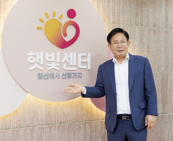 박강수 마포구청장이 임신·출산·양육을 원스톱으로 지원하는 마포구 햇빛센터에서 환하게 웃고 있다.(마포구청 제공)