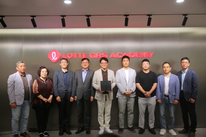 22일 롯데GRS 아카데미 히스토리 뮤지엄에서 차우철 대표이사(가운데)와 사외이사 및 롯데리아 가맹 협의회장등이 참석해 개소식 기념 촬영을하고 있다. / 사진=롯데GRS 제공