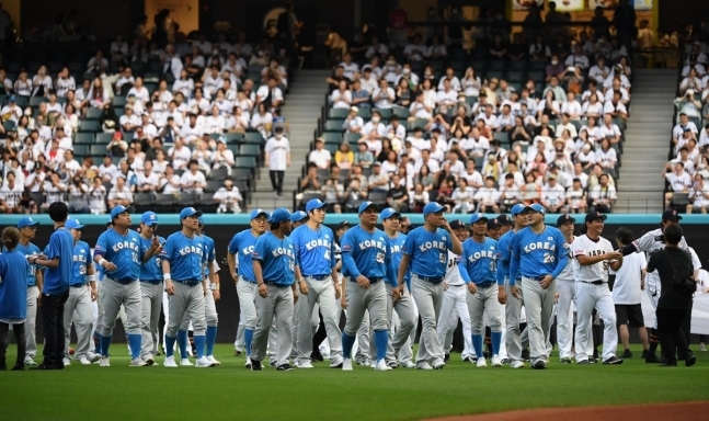 한국 은퇴 야구 선수들이 22일 일본 홋카이도 기타히로시마시 에스콘필드에서 열린 한일프로야구 드림 플레이어스 게임을 앞두고 경기장에 입장하고 있다.