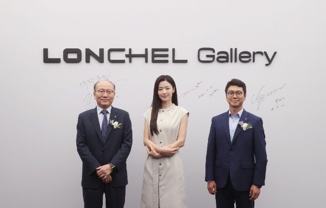 22일 서울 강남구 삼성동 '론첼 갤러리'에서 열린 오픈 행사에서 한명호 LX하우시스 사장(왼쪽), 박대진 B2B담당 이사(오른쪽), 광고모델 배우 전지현이 오픈 기념 사진을 찍고 있다. / 사진=LX하우시스 제공
