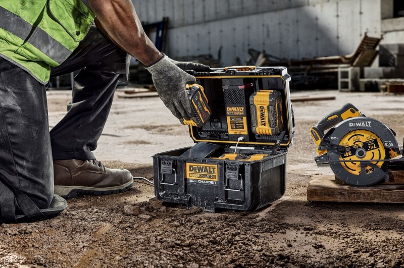 ▲디월트, 배터리 듀얼 충전과 작업등 기능이 결합된 ‘터프시스템 2.0 공구함’ 2종 출시