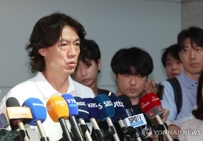 유럽 출장 홍명보 "팬들 걱정 이해…마지막 도전 응원해줬으면"