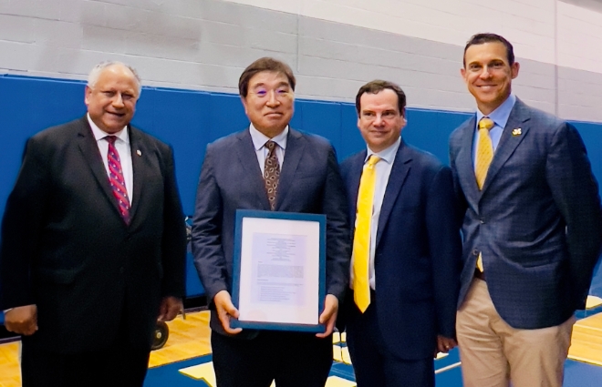 HD현대는 최근 조선 부문 중간지주회사인 HD한국조선해양이 미국 미시간대학교, 서울대학교와 ‘조선산업 인재육성을 위한 교육협력 업무협약(MOU)’을 체결하고, 22일(현지시간) 기념식을 가졌다고 밝혔다. (왼쪽부터) 카를로스 델 토로 미 해군성 장관과 신종계 HD한국조선해양 기술자문, 스티브 브락 해군성 장관 특별보좌관, 조너선 페이지 미시건대학교 조선·해양 공학대 교수가 기념촬영을 하고 있는 모습. (사진 = HD현대 제공)