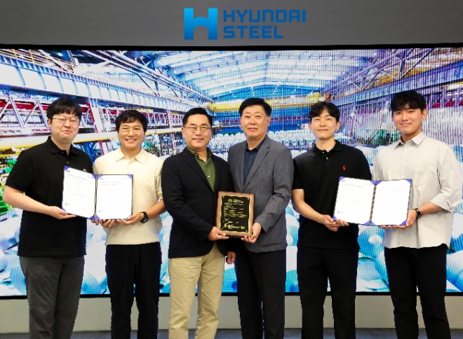 서상원 현대제철 경영지원본부장(중앙 왼쪽), 김원배 판재사업본부장(중앙 오른쪽)을 비롯한 현대제철 임직원들이 ISO 22301 인증서를 들고 사진을 촬영하고 있다. / 사진=현대제철 제공