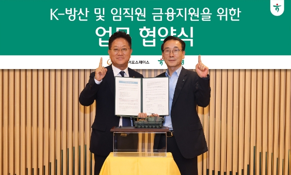하나은행은 23일 하나은행 을지로 본점에서 한화에어로스페이스(주)와 방산 수출 지원을 위한 업무협약을 체결했다고 밝혔다. 전우홍 하나은행 중앙영업그룹 부행장(사진 오른쪽)과 박지철 한화에어로스페이스 재무실장이 기념촬영을 하고 있다. / 사진=하나은행 제공