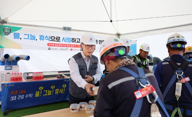 롯데건설은 23일 천안 청당동에 위치한 천안 롯데캐슬 더 청당 현장에서 혹서기를 맞아 온열질환 예방을 위한 ‘ICE BOMB 캠페인’을 실시했다고 밝혔다. 사진은 롯데건설 박현철 부회장이 혹서기를 맞아 ‘천안 롯데캐슬 더 청당 현장’에서 근로자들에게 팥빙수, 건강음료, 혹서기 용품 등을 나눠주고 있는 모습. (사진 = 롯데건설 제공)