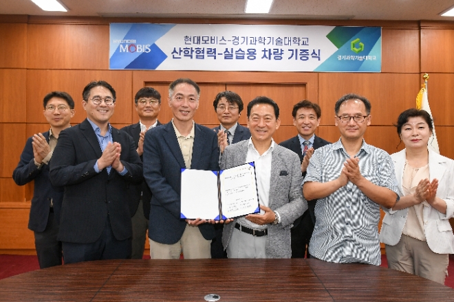 현대모비스는 경기도 시흥 소재의 경기과학기술대학교(경기과기대) 미래전기자동차과에 교육용 시험차 10대를 기증했다고 23일 밝혔다. 사진은 (앞줄 좌측 두 번째부터)조윤덕 현대모비스 경영지원담당과 이승호 경기과학기술대학교 산학협력단장이 차량 기증식에서 관계자들과 기념촬영을 하는 모습. (사진 = 현대모비스 제공)