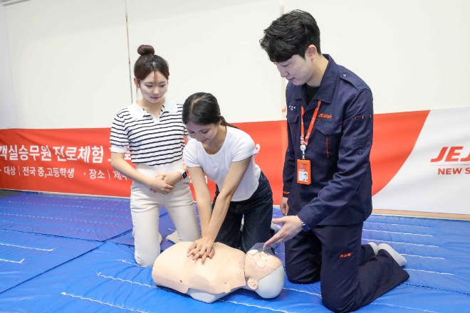 제주항공은 객실승무원을 꿈꾸는 중·고등학생들을 대상으로 직무교육 기회를 제공하는 교육기부 프로그램인 ‘탐라는 꿈’을 진행했다고 23일 밝혔다. 사진은 ‘탐라는 꿈’ 프로그램을 통해 심폐소생술을 교육받는 학생들의 모습. (사진 = 제주항공 제공)