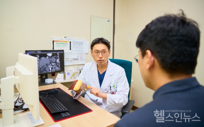 고려대 구로병원 간센터 이영선 교수가 간암환자의 진료를 보고 있다.
